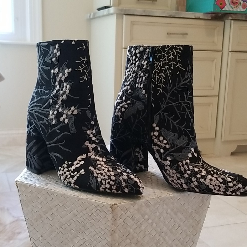 Embroidered boots size 8.5